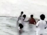 شاب ينقذ طفلة من الغرق ببحر الخفجي