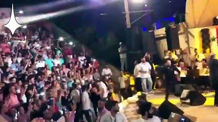 في موقف رائع ، #جورج_وسوف يوقف حفلته في دمر من أجل شاب أراد الصعود للخشبة وأبعدته حامية الحفل .