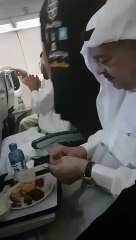 الاخ الرئيس يوسف الجاسم يأكل وجبته في رحلة العودة بالدرجة السياحية - منازل العافية بوخالد جهد مشكور