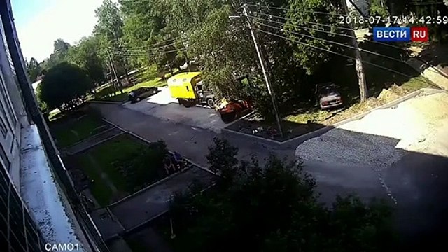 Рабочие поймали вываливавшегося из окна четвертого этажа ребенка - Россия 24