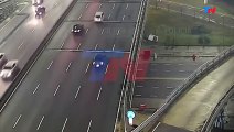 El momento en el que el auto que iba a 170 km/hvolópor la autopista