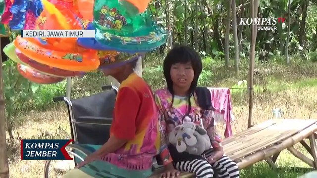 Orangtua Cerai dan Pergi Merantau, Anak Lumpuh Ini Dirawat Kakeknya
