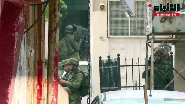الاحتلال يقتحم مخيم الأمعري بالضفة ويصيب ويعتقل العشرات