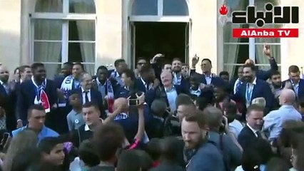 ‏بول بوغبا يغني لـنجولو كانتي خارج القصر الرئاسي الفرنسي