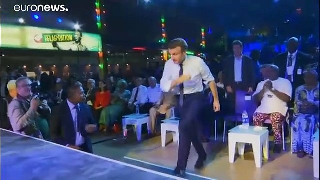 شاهد إيمانويل ماكرون يغني في ملهى ليلي في إفريقيا