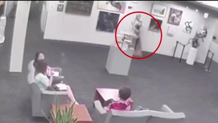 طفل أميركي يحطم قطعة فنية ثمينة