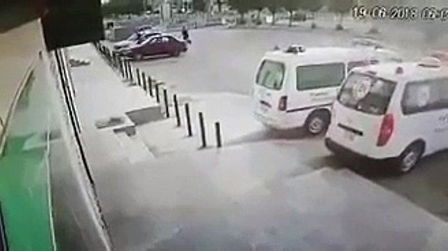 وثقت كاميرات مراقبة قيام شخص بسرقة سيارة مواطن تركها في وضع التشغيل