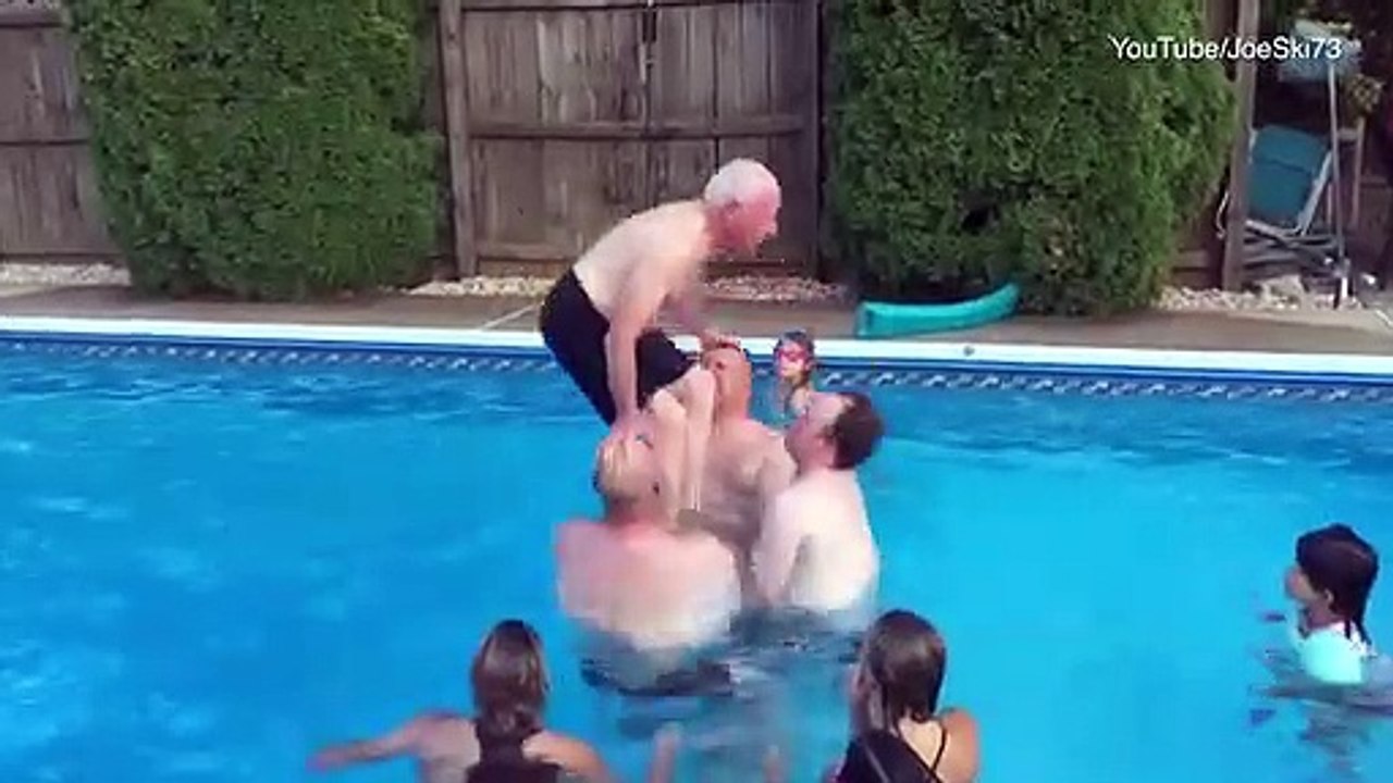 صدى البلد تجاوز 80 ويبهر الشباب بقفزة بهلوانية في حمام سباحة