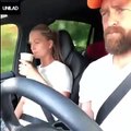 رجل ينفذ مقلبا قاسيا في زوجته داخل السيارة