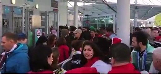 دينا الشربيني تخفي وجه عمرو دياب من أمام الكاميرا شاهد رد فعله