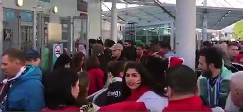 دينا الشربيني تخفي وجه عمرو دياب من أمام الكاميرا شاهد رد فعله