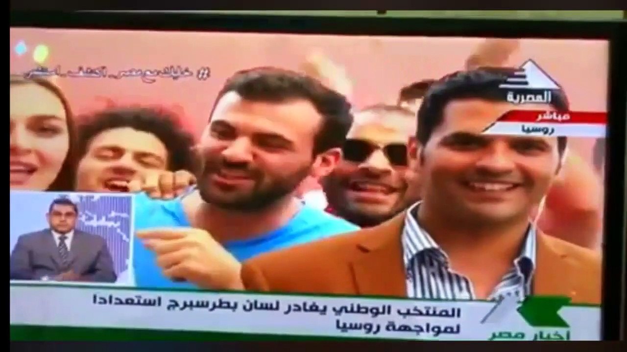 مشجعة روسية تفاجئ مراسل التلفزيون المصري وتقبله على الهواء