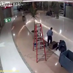 سقوط مروع لعامل وموته على الفور