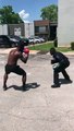 شرطي أمريكي يستعرض مهاراته في الملاكمة!