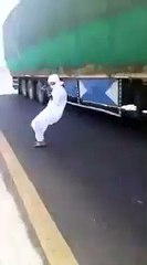 لحظة قفز شاب ملثم أمام شاحنة مسرعة