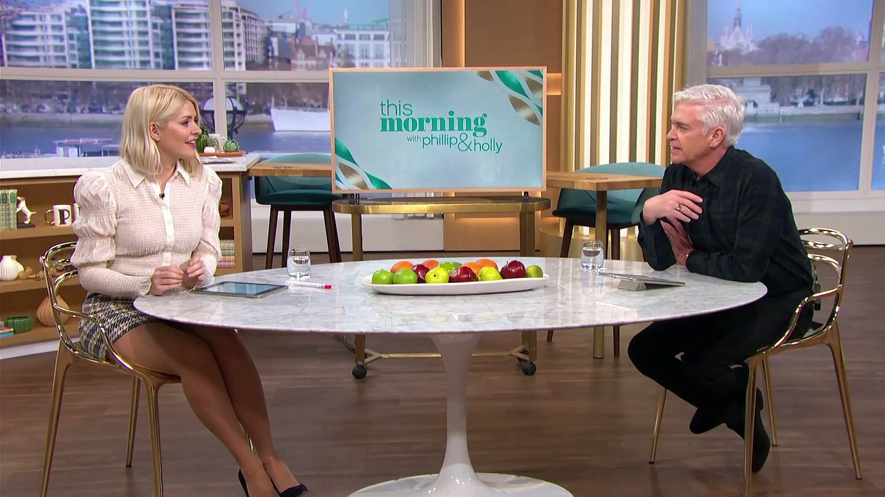 Holly Willoughby Leggy and Thigh shot - This Morning - 25-02-2021