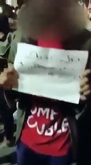 شاب اثناء المظاهرات يرفع شعار غريببتول بحبكالدوار الرابع
