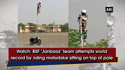 يقف على عمود ويقود دراجته لتحقيق رقم قياسي