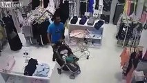 شاهد ما كشفته كاميرا مراقبة بمحل ملابس