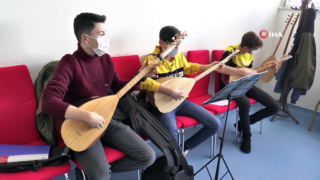 Minikler pandemi stresini bağlama, keman ve gitar çalarak atıyor
