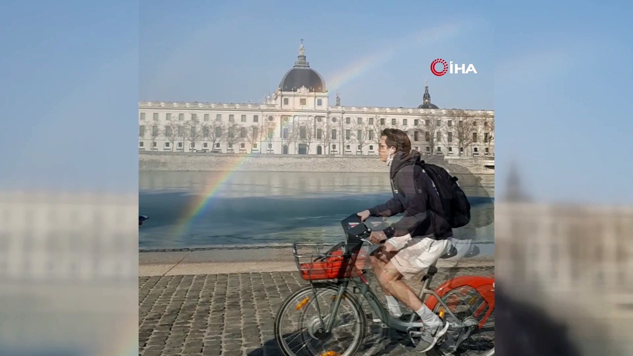 - Lyon'da itfaiye aracının su boşalttığı anlarda renkli görüntüler ortaya çıktı