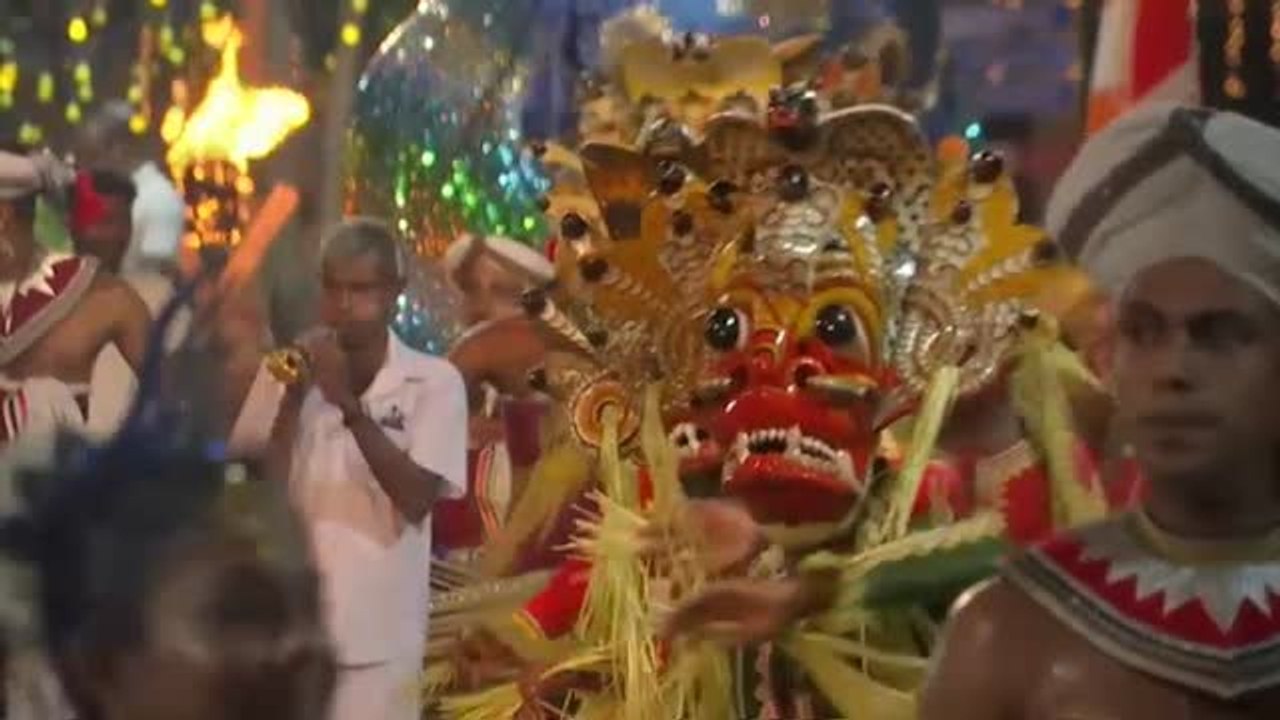 Sri Lanka celebra su tradicional procesión de las reliquias de Buda