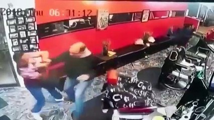 يهاجم زوجته بمفك براغي في صالون الحلاقة