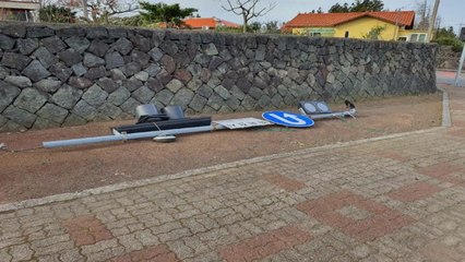 제주, 태풍급 강풍에 항공기 2백여 편 지연·시설물 파손 / YTN