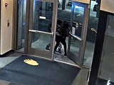 بالفيديو لحظة أعتداء رجل على فتاة داخل بناية