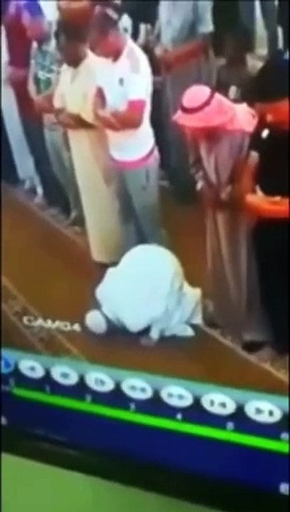 لحظة وفاة مسن وهو ساجد أثناء تأدية الصلاة بأحد مساجد ألاردن