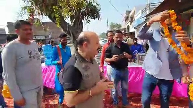 विधायक रोमी साहनी ने पीटर इग्लैंड शोरूम का फीता काटकर किया उद्धघाटन