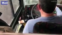 سائق حافلة متهور يشاهد البرامج على هاتفه أثناء القيادة