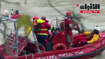 إيطاليون يغوصون في نهر التيبر في روما في تقليد سنوي