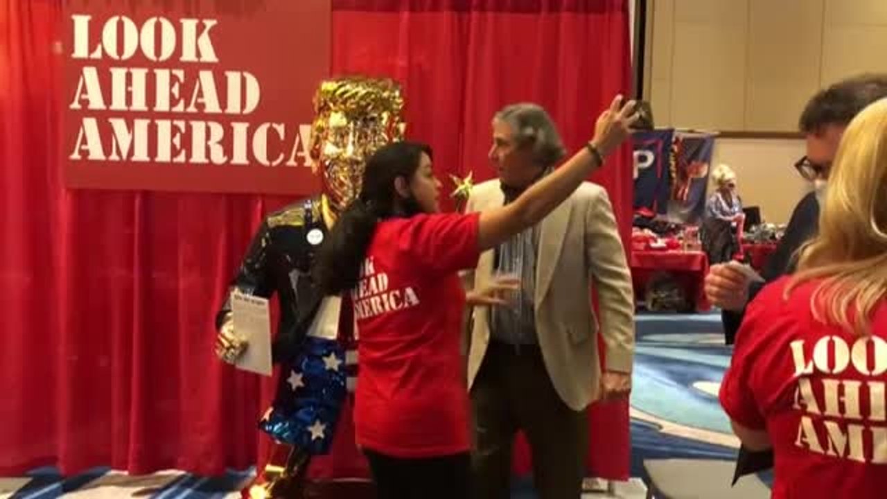 Una estatua dorada de Donald Trump se convierte en protagonista en una Convención conservadora en EEUU
