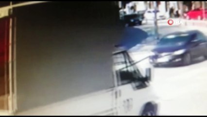 İnsanlığın öldüğü an.. Gözünün önünde düşen altınları sahibine vermek yerine alıp cebine attı