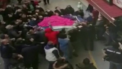 아이 넷 창 밖으로 던져 구해...이웃들은 양탄자 펼쳐 구조 / YTN