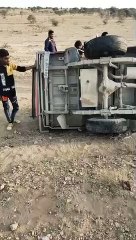Video: असंतुलित होकर वाहन पलटा, हदसा टला