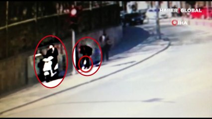 Düşen altınları alıp yoluna devam eden şahıs insanlık öldü dedirtti!