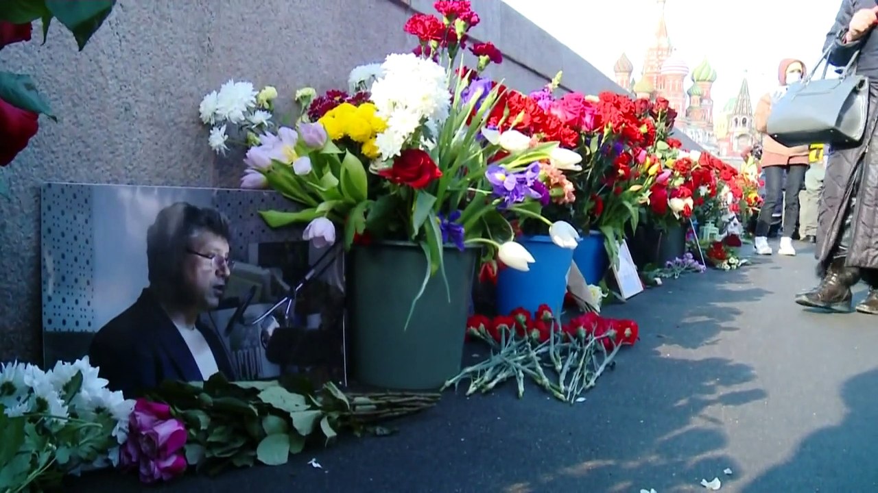 L'omaggio dei moscoviti a Boris Nemtsov. L'oppo...