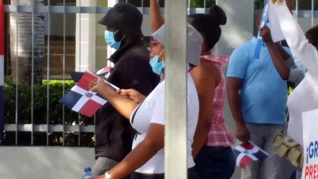 Perremeistas en alrededores del Congreso vociferan consignas en favor de Abinader