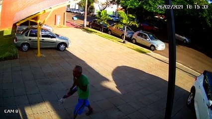 Imagem flagra homem furtando bicicleta na Rua Santa Catarina