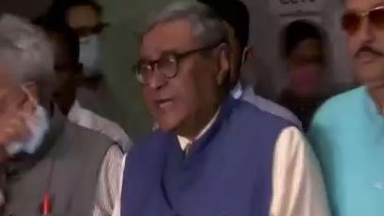 BJP meets EC, raises issue of political Violenc...