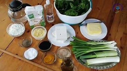 Spinach cheese pie with homemade crispy sheet. Spinat-Käse-Pita mit hausgemachtem knusprigem Blatt. Σπανακοτυρόπιτα με σπιτικό τραγανό φύλλο