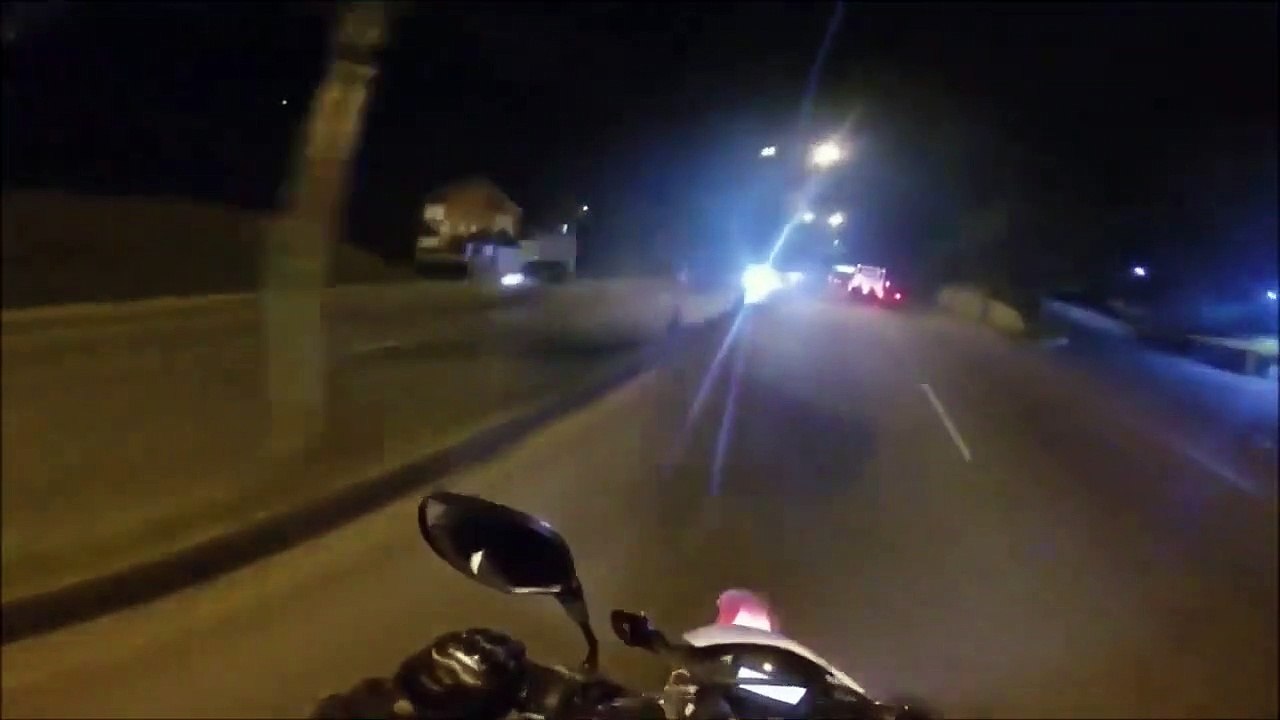 Ce biker croise des riders en BMX accrochés à un bus