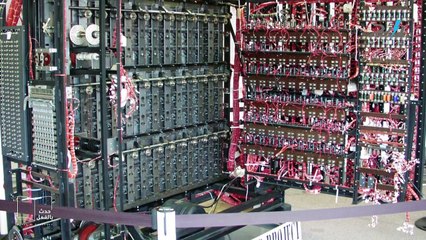 قصة فيلم لعبة التزييف: الشاب الذي فك شفرات الجيش الألماني