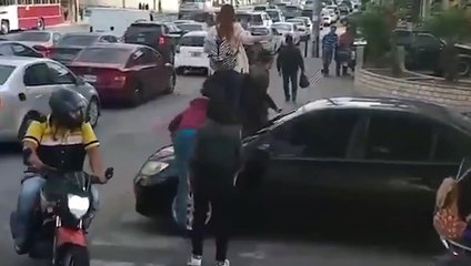 Kurallara uymayan sürücüye bakın yayalar ne yaptı!