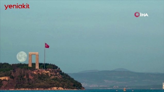 Çanakkale’de Şehitlik Abidesi ve dolunayın buluşma anı mest etti