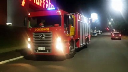 Bombeiros controlam incêndio em vegetação ao lado de campo de futebol no Bairro Brasília