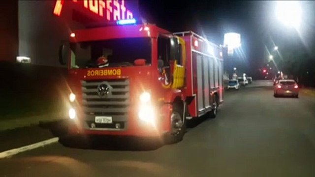 Bombeiros controlam incêndio em vegetação ao lado de campo de futebol no Bairro Brasília