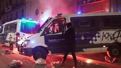 Download Video: Nuevos disturbios en protestas en Barcelona contra el encarcelamiento del rapero Hasél